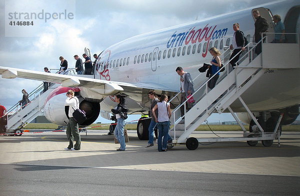 Passagiere verlassen eine Boeing 737 der bmibaby am Flughafen Newquay  Cornwall  Grossbritannien.