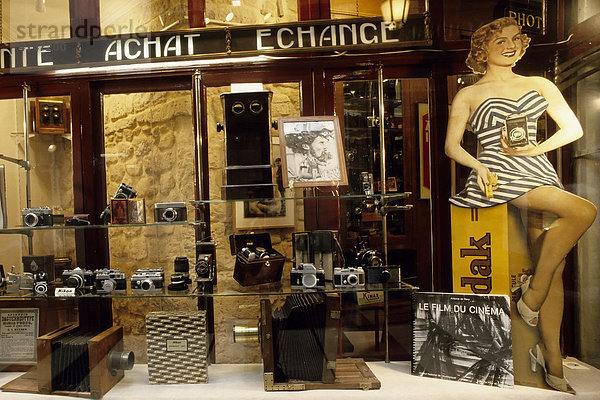 Alte Werbefigur für Kodak-Film im Schaufenster eines nostalgischen Fotogeschäfts  Galerie Verdeau  Paris  Frankreich  Europa