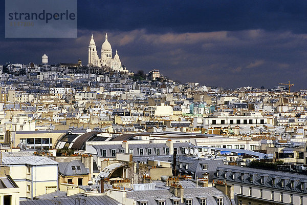 Montmartre mit Wallfahrtskirche Sacré-Coeur  Gewitterstimmung  Paris  Frankreich  Europa