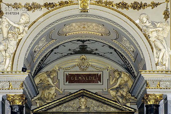 Prunkvolle Dekoration über dem Eingang zur Gemäldegalerie  Kunsthistorische Museum  Ringstraße  Wien  Österreich  Europa