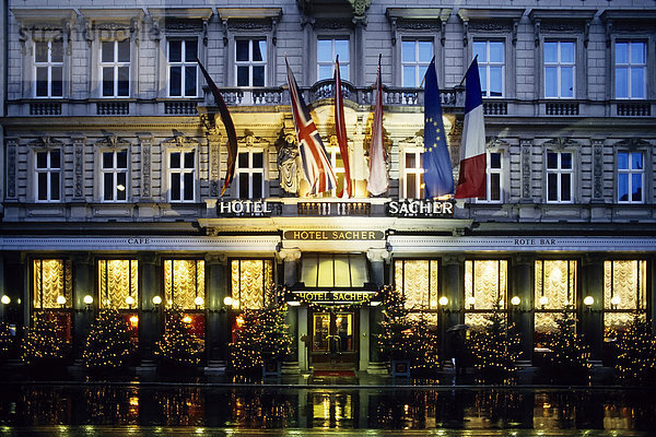 Hotel Sacher  Fassade bei Nacht  Wien  Östereich  Europa