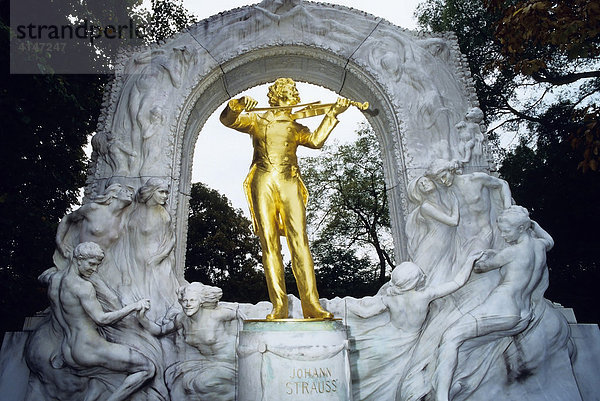 Denkmal mit vergoldeter Statue von Johann Strauß d. J.  Stadtpark  Wien  Österreich  Europa