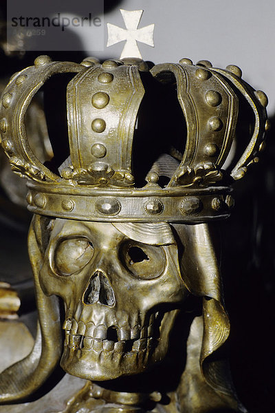 Skulptur eines Totenkopfes mit Krone  Grabdekoration in der Kaisergruft  Kapuzinerkirche  Wien  Österreich  Europa