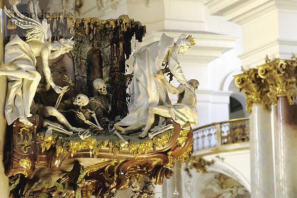 Jüngstes Gericht  barocker Skulpturenschmuck an der Kanzel  Münster Zwiefalten  Oberschwaben  Baden-Württemberg  Deutschland  Europa