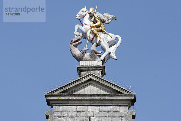 Skulptur Drachentöter  Dachfirst St. Jorisdoelen  historischer Schützenhof  Middelburg  Walcheren  Zeeland  Niederlande  Europa