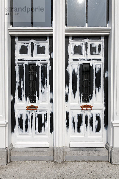 Alte Haustür aus Holz wird renoviert  mit weißer Vorstreichfarbe gestrichen  Niederlande  Europa