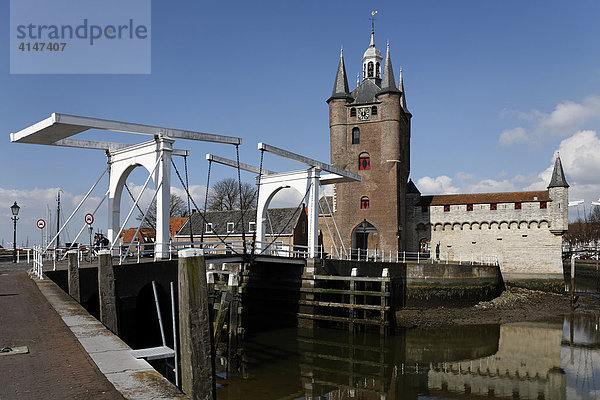 Mittelalterliches Stadttor mit Brücke  Zuidhavenpoort  Zierikzee  Schouwen-Duiveland  Zeeland  Niederlande  Europa