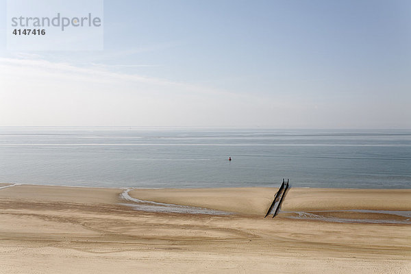 Menschenleerer Nordsee-Strand bei Zoutelande  Walcheren  Zeeland  Niederlande  Europa