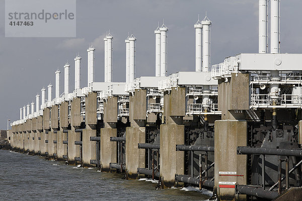 Oosterscheldekering  Sturmflut-Schutzdamm zwischen Noord-Beveland und Schouwen-Duiveland  Zeeland  Niederlande  Europa