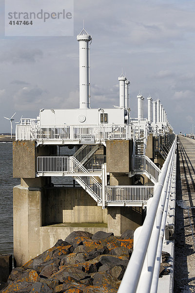 Oosterscheldekering  Sturmflut-Schutzdamm zwischen Noord-Beveland und Schouwen-Duiveland  Zeeland  Niederlande  Europa