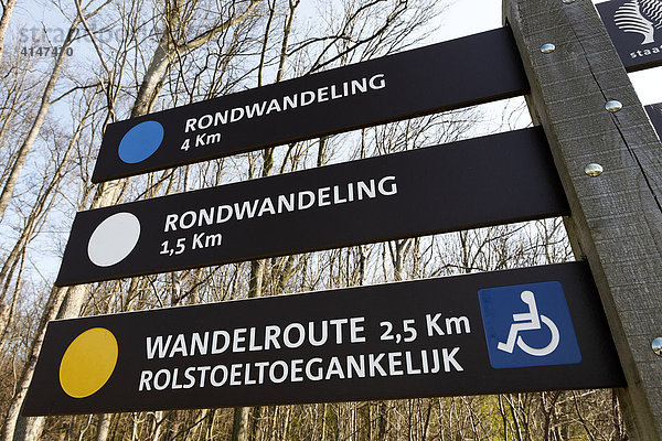 Holländischer Wegweiser  Rundwanderweg für Rollstuhlfahrer  Schloss Westhove bei Domburg  Walcheren  Zeeland  Niederlande  Europa