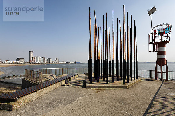 Kunstobjekt Bambus Windorgel  Blick auf Strand und Hochhäuser  Vlissingen  Walcheren  Zeeland  Niederlande  Europa