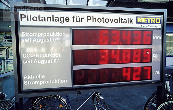 Pilotanlage für Photovoltaik  Fotovoltaik  digitale Anzeigentafel mit Stromproduktion und CO2 Reduktion  Metro Cash & Carry  Düsseldorf  Nordrhein-Westfalen  Deutschland  Europa