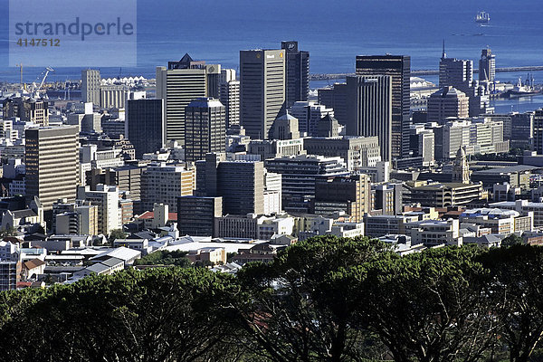 Blick auf Bürohochhäuser im Stadtzentrum  Kapstadt  Kapprovinz  Südafrika  Afrika