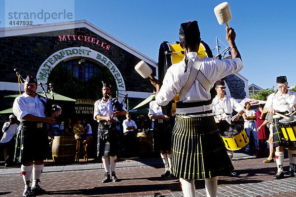 Highlander Musikkapelle spielt vor einer Brauerei  V & A Waterfront  Kapstadt  Kapprovinz  Südafrika  Afrika