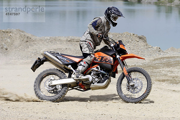 Motorradfahrer  KTM 950R Super Enduro