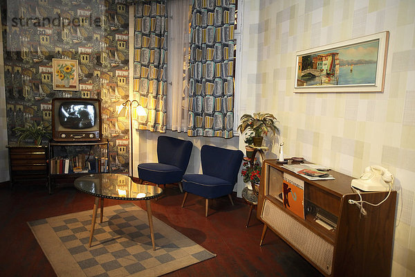 Wohnzimmer aus den 50er Jahren  Westdeutschland  Exponat aus der Erlebnisausstellung The Story of Berlin  Berlin  Deutschland