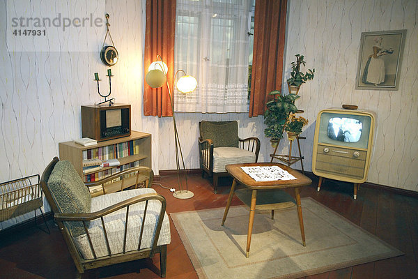 Wohnzimmer aus den 50er Jahren  Ostdeutschland  Exponat aus der Erlebnisausstellung The Story of Berlin  Berlin  Deutschland