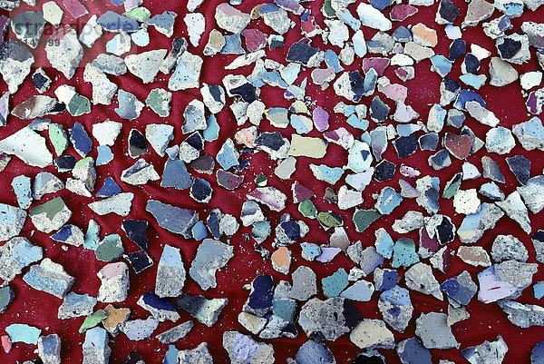 Bunte Souvenir-Steine aus der Berliner Mauer  Berlin  Deutschland