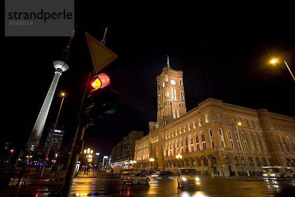 Rotes Rathaus und Fernsehturm am Alexanderplatz  Berlin-Mitte  Berlin  Deutschland