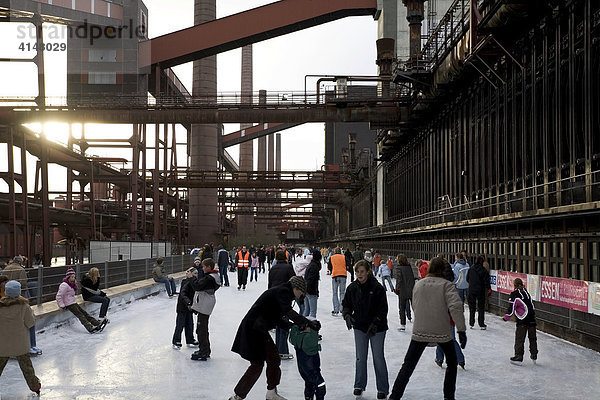 Eisläufer vor der Ofenbatterie der stillgelegten Kokerei Zollverein  Essen  NRW  Deutschland