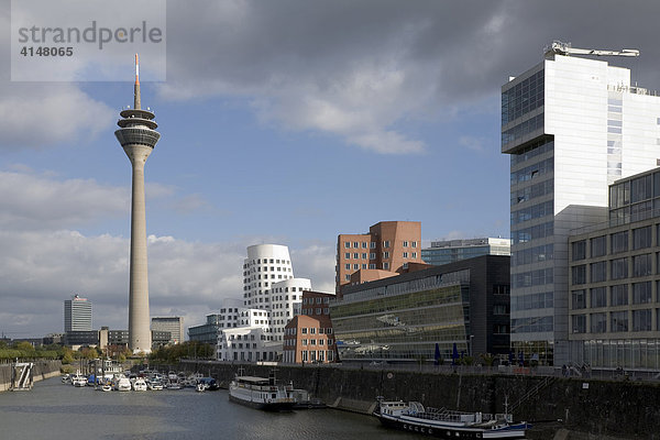Blick auf die Gehry-Bauten im Düsseldorfer Medienhafen  NRW  Deutschland