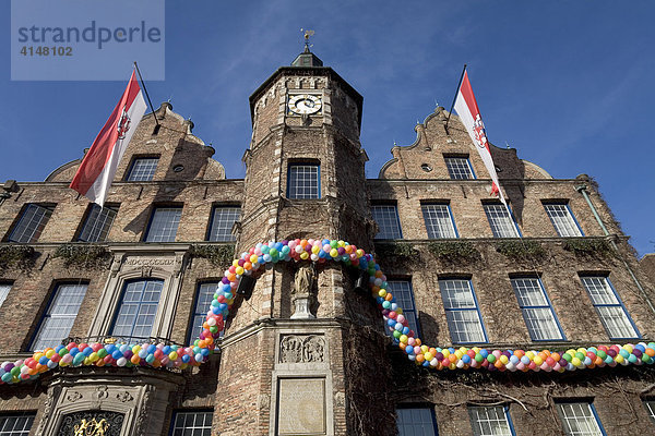 Fassade des historischen Rathauses in Düsseldorf  geschmückt mit einer Luftballon Girlande  NRW  Deutschland