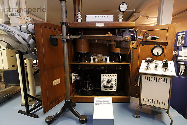 Symmetrie Instrumentarium zur Röntgen Tiefenbestrahlung  Exponat im Deutschen Röntgenmuseum  Remscheid-Lennep  NRW  Deutschland