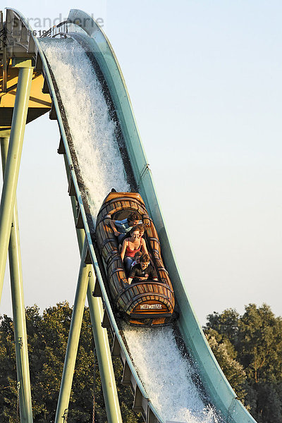 Gruppe von Jugendlichen bei der Talfahrt auf der Wildwasserbahn  Rheinkirmes  NRW  Deutschland