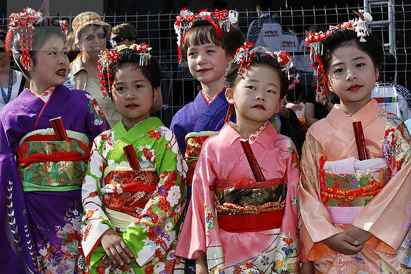 Gruppe kleiner Japanerin im traditionellen Kimono  Japantag  Düsseldorf  NRW  Deutschland