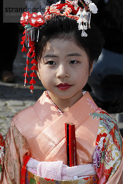 Kleine Japanerin im traditionellen Kimono  Japantag  Düsseldorf  NRW  Deutschland