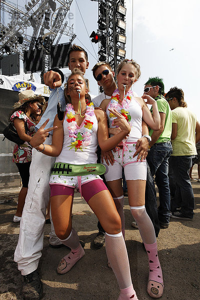 Gruppe von jungen Leuten posiert vor der Bühne  Loveparade 2007  Essen  NRW  Deutschland
