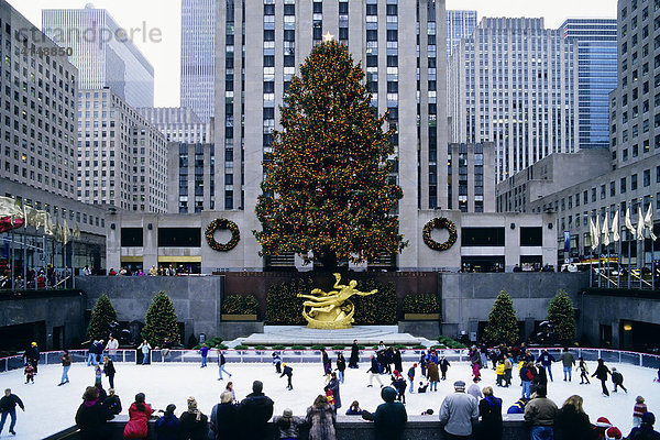 Eislaufen auf der Rockefeller Plaza  Weihnachten in New York City  USA