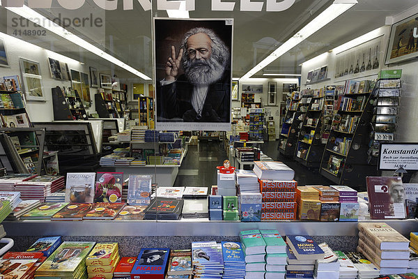 Karl Marx macht Victory-Zeichen  Poster in einer Buchhandlung in Trier  Rheinland-Pfalz  Deutschland