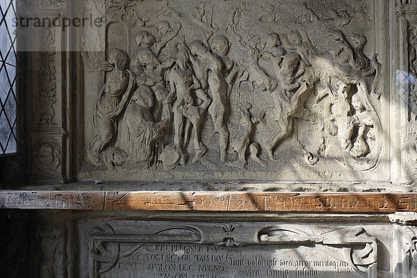 Porta Nigra  verwittertes Rokoko Relief der ehemaligen Simeonskirche im Obergeschoß  Trier  Rheinland-Pfalz  Deutschland