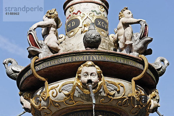 Detail vom historischen Petrusbrunnen  Hauptmarkt  Trier  Rheinland-Pfalz  Deutschland
