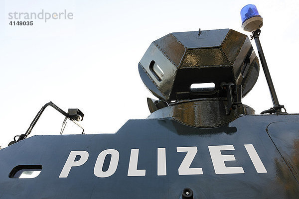 Polizei Schriftzug auf einem gepanzerten Fahrzeug  Deutschland