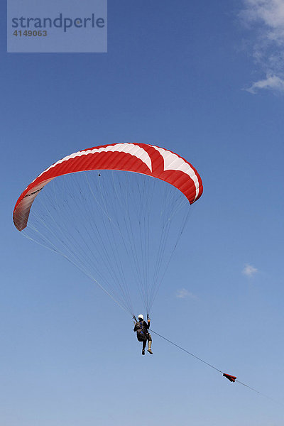 Paraglider hängt am Schleppseil  Niederrhein  NRW  Deutschland