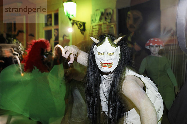 Mädchen mit Gruselmaske erschreckt Zuschauer  Halloween Event für Kinder  Theatermuseum Düsseldorf  NRW  Deutschland