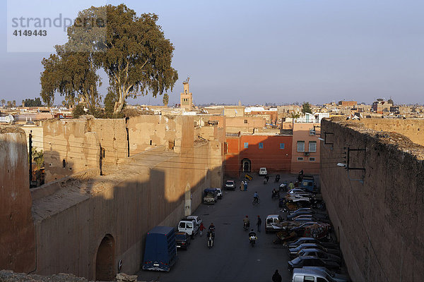 Blick von den Mauern des Palais el-Badi auf eine Straße  Marrakesch  Marokko  Afrika