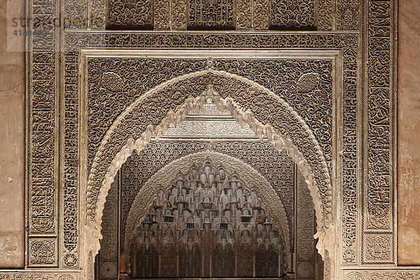 Prunkvolle Stuckdekoration  kleines Mausoleum der Saadiergräber  Medina  Marrakech  Marokko  Afrika
