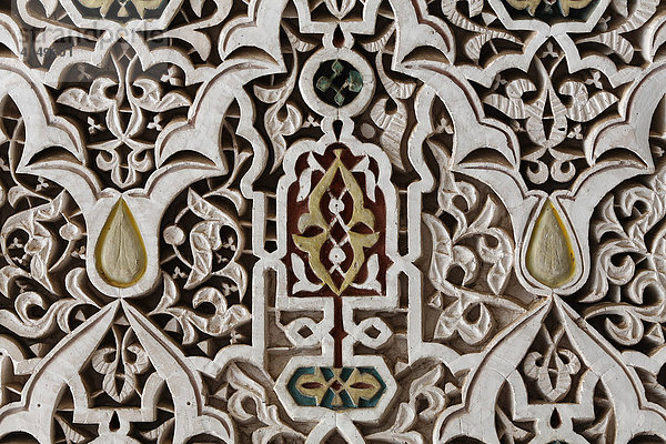 Kunstvoller Arabeskenschmuck aus Stuck  Palais de la Bahia  Medina  Marrakesch  Marokko  Afrika