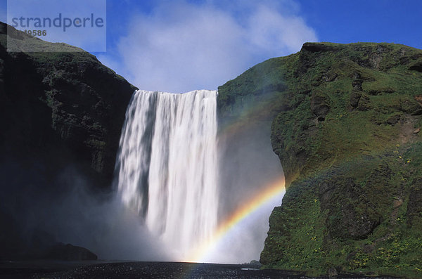 Wasserfall Skogafoss mit Regenbogen  Island