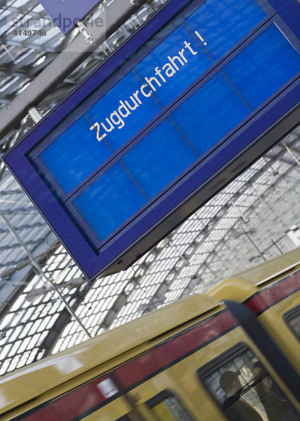 Zugdurchfahrt am Bahnhof  Berlin  Deutschland