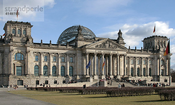 Blick auf den Berliner Reichstag  Berlin  Deutschland