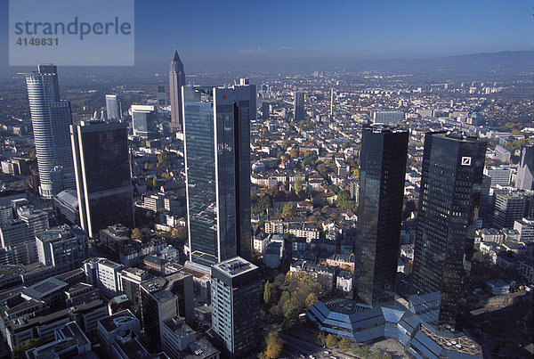 Frankfurt/M  DEU  Skyline entlang der Mainzer Landstrasse im Frankfurter Stadtteil Westend  Hochhaeuser von rechts nach links: Deutsche Bank  Trianon  Frankfurter Buero-Center  Westend-Tower  im Hintergrund hinter Trianon der Messeturm