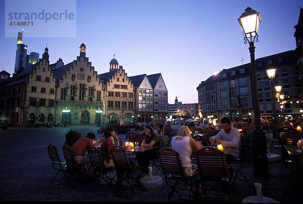 Frankfurt/M  DEU  sommerliche Abendstimmung auf dem Frankfurter Römerberg mit dem Rathaus (Römer) im HG  weiterhin im HG der Turm der Paulskirche und Gebäude der Commerzbank li