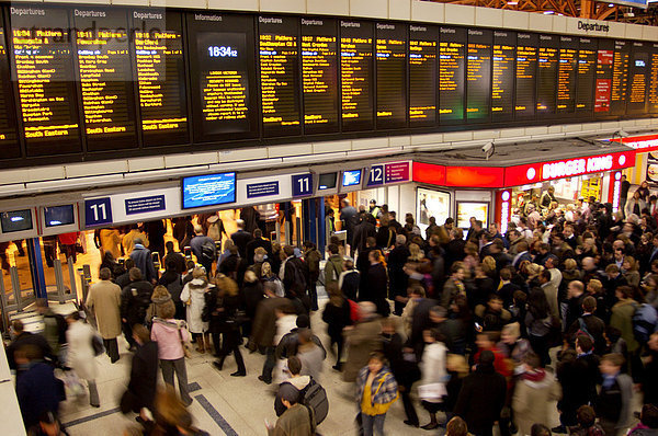 GBR  England  London  Anzeigetafel in der Halle der Victoria Station  die Passagiere strömen durch die Eingänge zu den Zügen