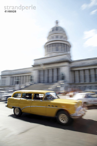 Kuba  Havanna  gelbes Auto bei der Fahrt