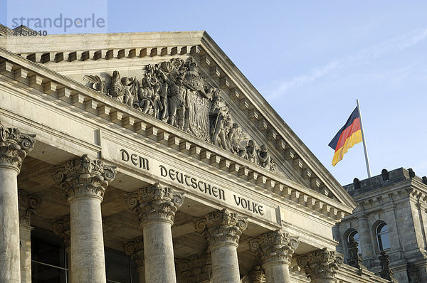 Reichstag mit Deutschlandfahne in Berlin  Deutschland